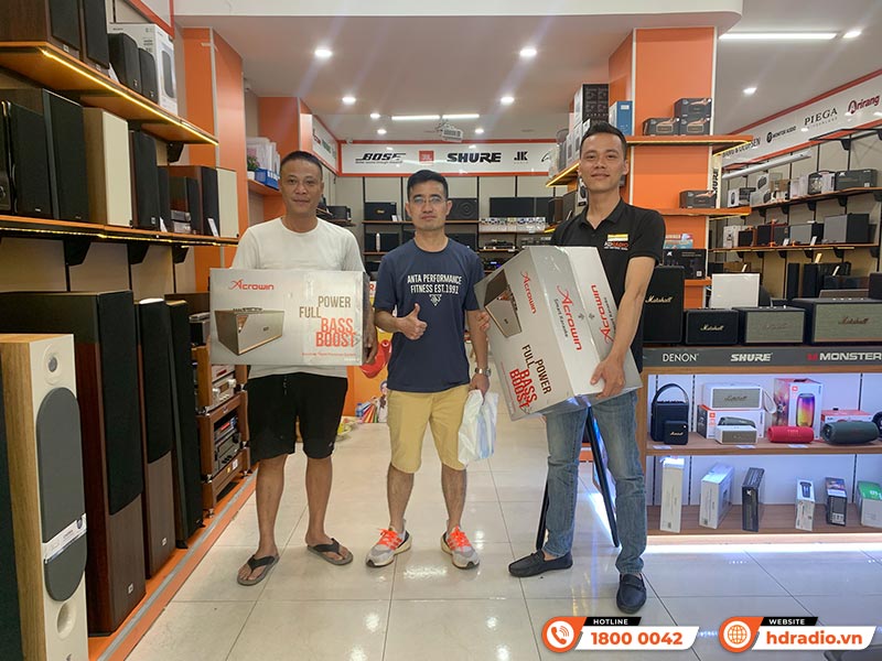 Khách hàng mua sắm thiết bị âm thanh chính hãng tại HDRadio Hà Đông