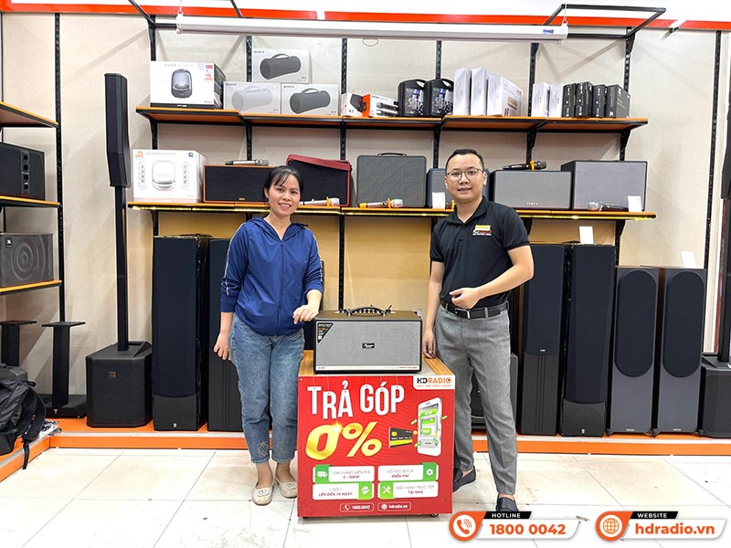 Khách hàng mua sắm thiết bị âm thanh chính hãng tại HDRadio Hà Đông