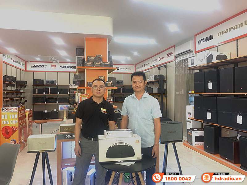 Khách hàng mua sắm thiết bị âm thanh chính hãng tại HDRadio Hà Đông
