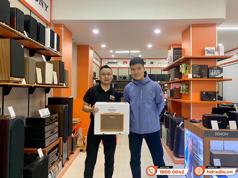 Khách hàng mua sắm thiết bị âm thanh chính hãng tại HDRadio Hà Đông