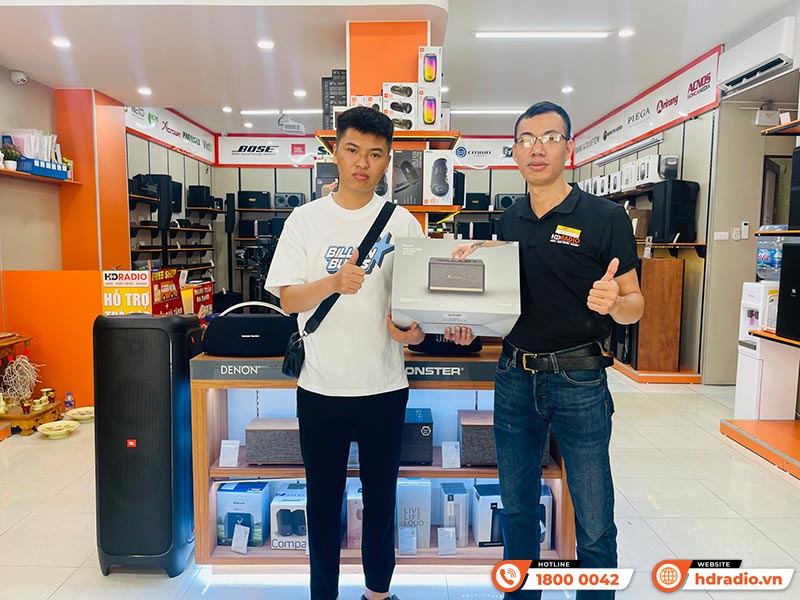 Khách hàng mua sắm thiết bị âm thanh chính hãng tại HDRadio Hà Đông