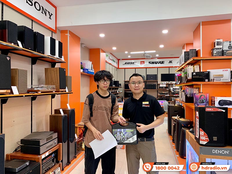 Khách hàng mua sắm thiết bị âm thanh chính hãng tại HDRadio Hà Đông