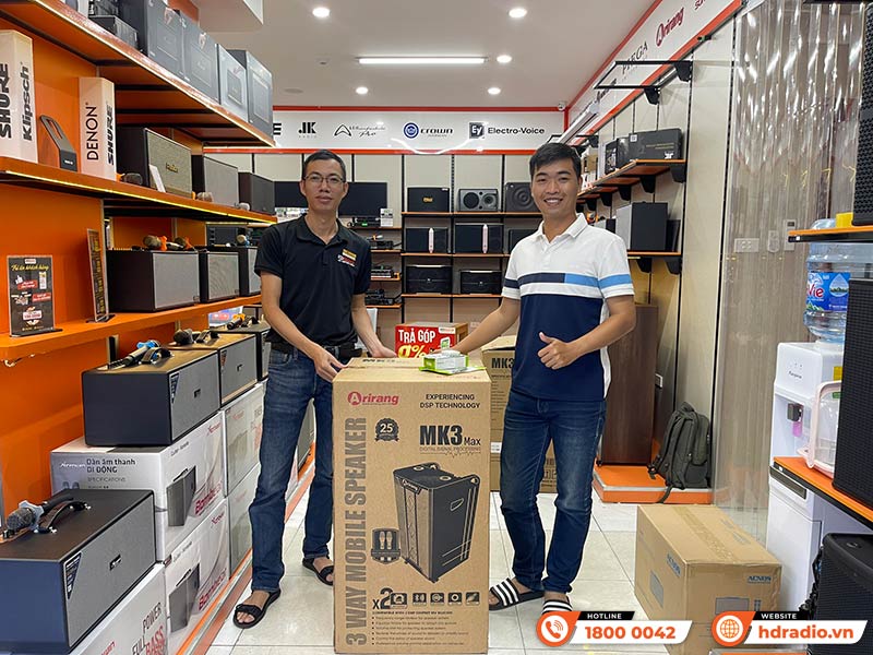 Khách hàng mua sắm thiết bị âm thanh chính hãng tại HDRadio Hà Đông