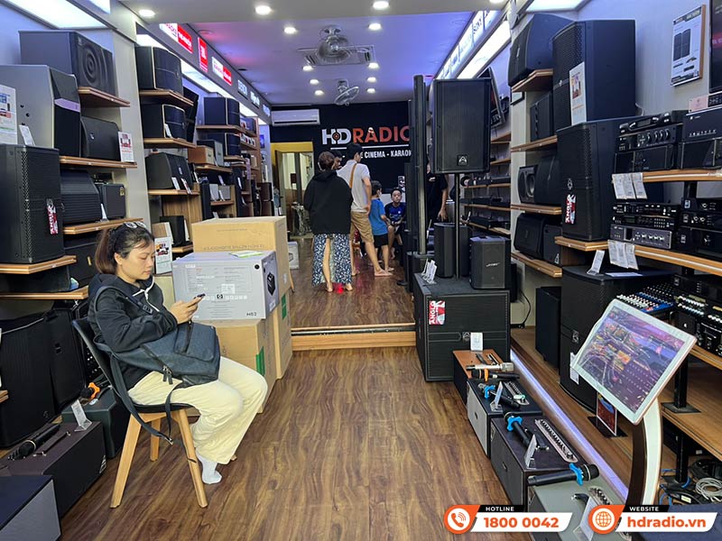 Khách hàng trải nghiệm và mua sắm thiết bị âm thanh tại HDRadio Gò Vấp