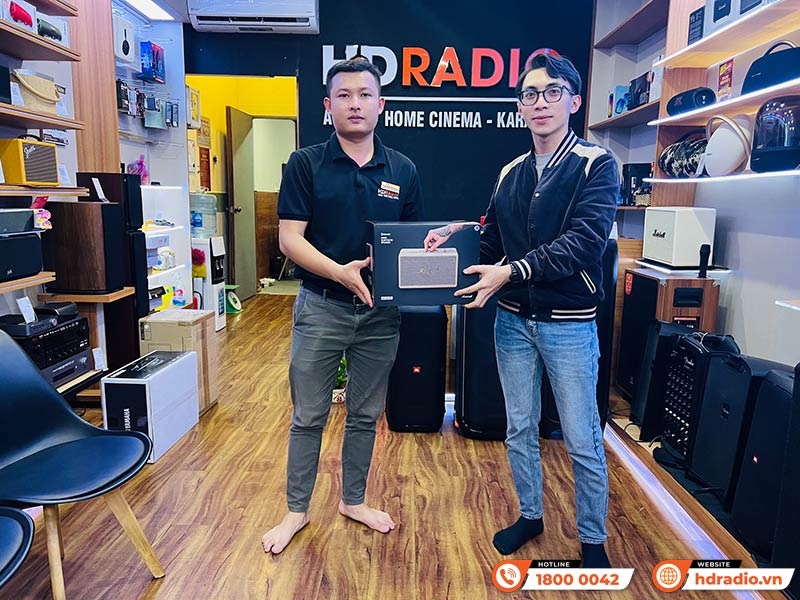 Khách hàng trải nghiệm và mua sắm thiết bị âm thanh tại HDRadio Gò Vấp