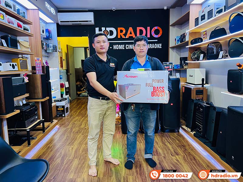 Khách hàng trải nghiệm và mua sắm thiết bị âm thanh tại HDRadio Gò Vấp