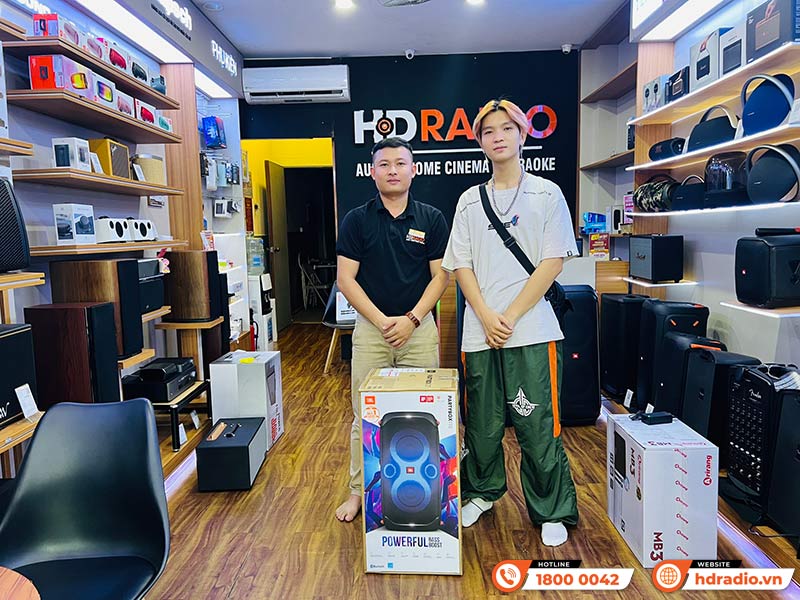 Khách hàng trải nghiệm và mua sắm thiết bị âm thanh tại HDRadio Gò Vấp