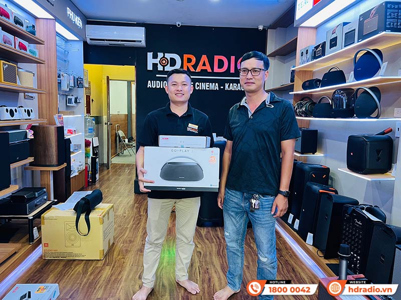 Khách hàng trải nghiệm và mua sắm thiết bị âm thanh tại HDRadio Gò Vấp