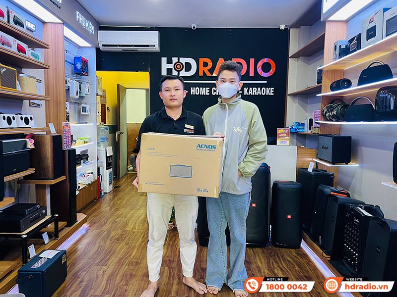 Khách hàng trải nghiệm và mua sắm thiết bị âm thanh tại HDRadio Gò Vấp