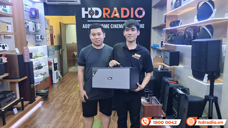 Khách hàng trải nghiệm và mua sắm thiết bị âm thanh tại HDRadio Gò Vấp