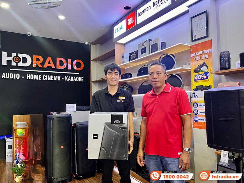 Khách hàng trải nghiệm và mua sắm thiết bị âm thanh tại HDRadio Gò Vấp