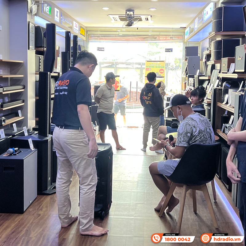 Khách hàng trải nghiệm và mua sắm thiết bị âm thanh tại HDRadio Gò Vấp