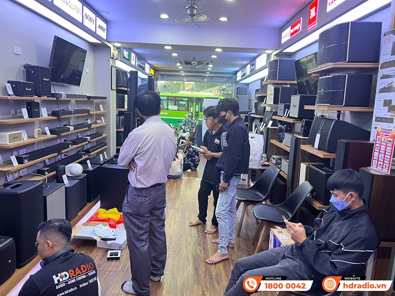 Khách hàng trải nghiệm và mua sắm thiết bị âm thanh tại HDRadio Gò Vấp