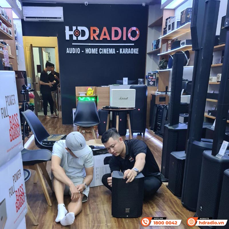 Khách hàng trải nghiệm và mua sắm thiết bị âm thanh tại HDRadio Gò Vấp