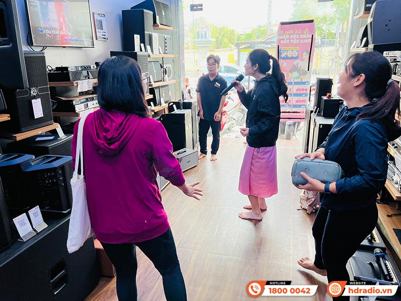 Khách hàng trải nghiệm và mua sắm thiết bị âm thanh tại HDRadio Gò Vấp