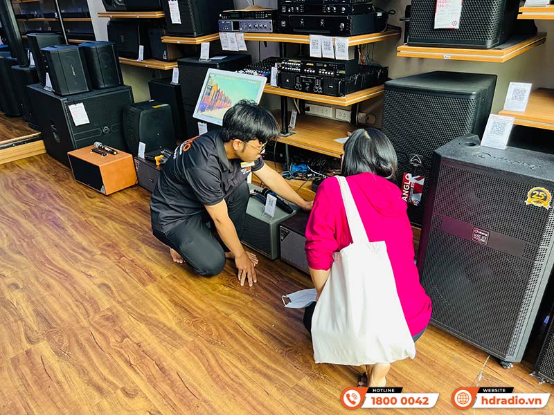 Khách hàng trải nghiệm và mua sắm thiết bị âm thanh tại HDRadio Gò Vấp