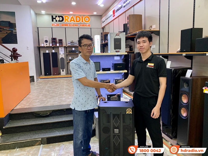 Khách hàng mua thiết bị âm thanh chính hãng tại HDRadio Quận 7