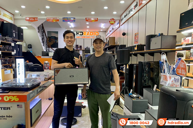 Khách hàng mua thiết bị âm thanh chính hãng tại HDRadio Quận 7