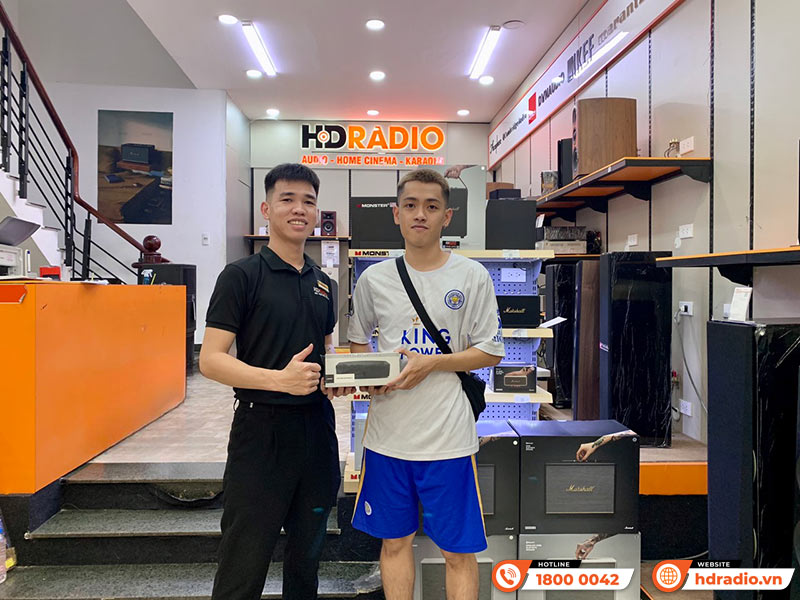 Khách hàng mua thiết bị âm thanh chính hãng tại HDRadio Quận 7