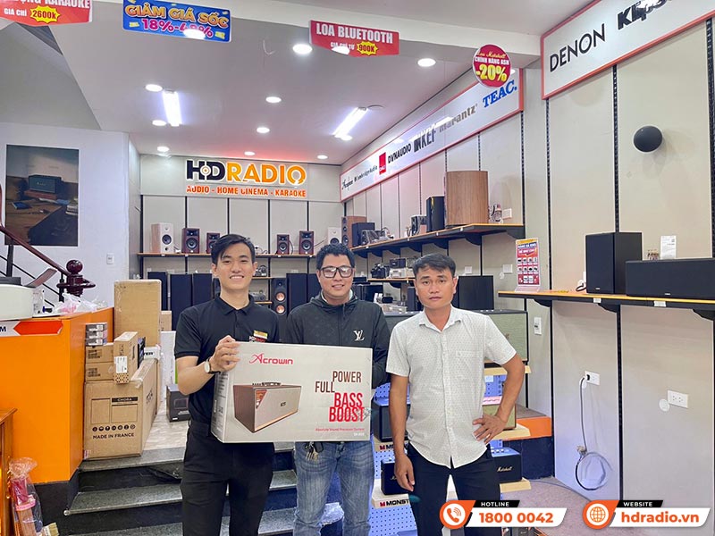 Khách hàng mua thiết bị âm thanh chính hãng tại HDRadio Quận 7