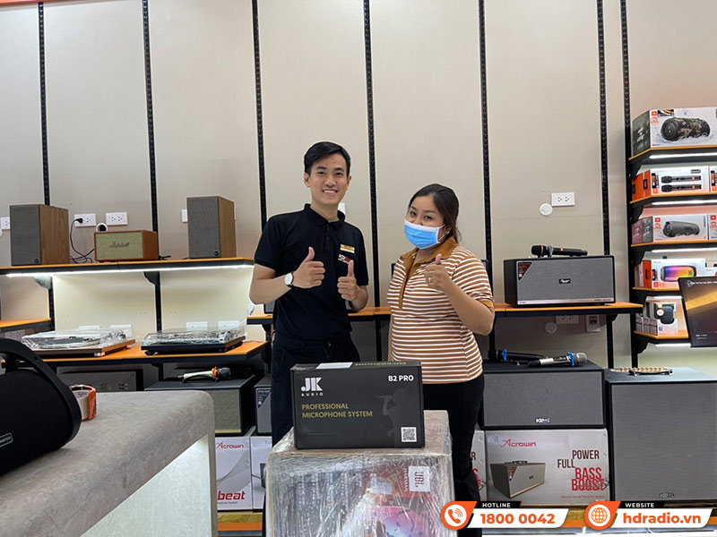 Khách hàng mua thiết bị âm thanh chính hãng tại HDRadio Quận 7