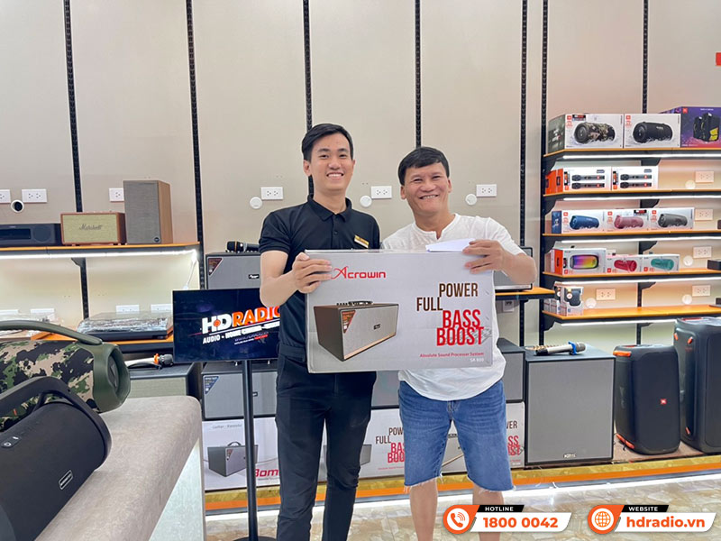 Khách hàng mua thiết bị âm thanh chính hãng tại HDRadio Quận 7