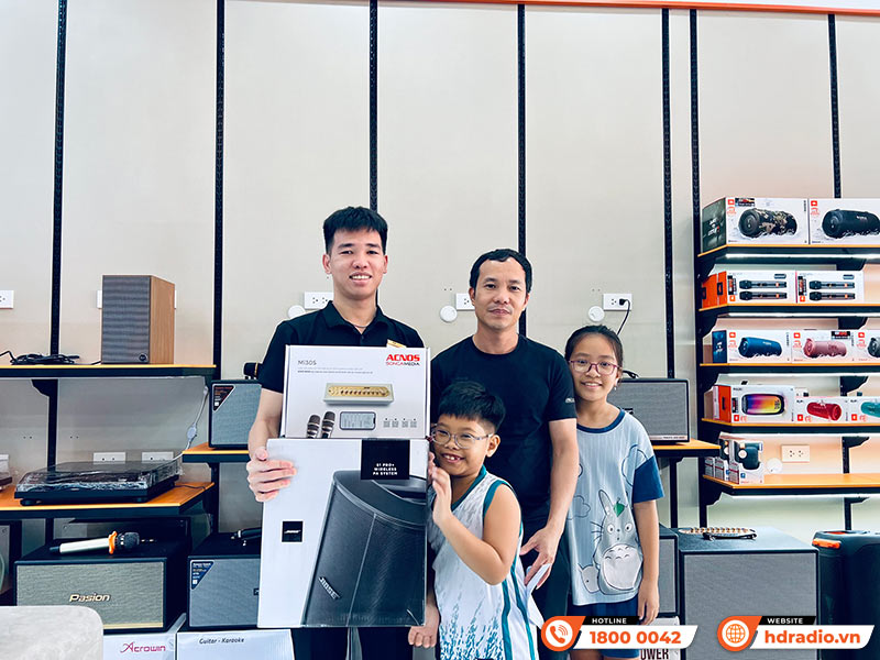 Khách hàng mua thiết bị âm thanh chính hãng tại HDRadio Quận 7