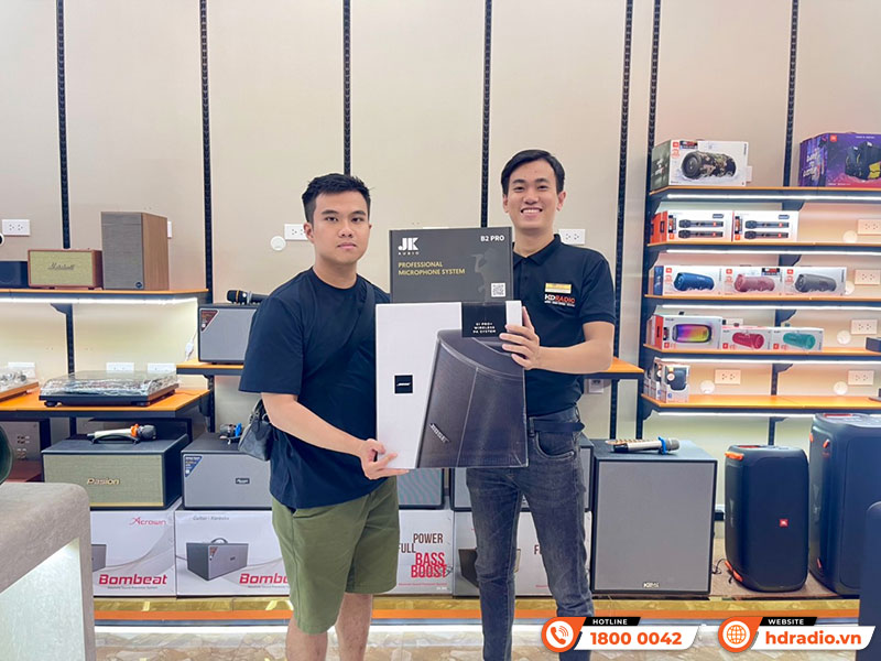 Khách hàng mua thiết bị âm thanh chính hãng tại HDRadio Quận 7