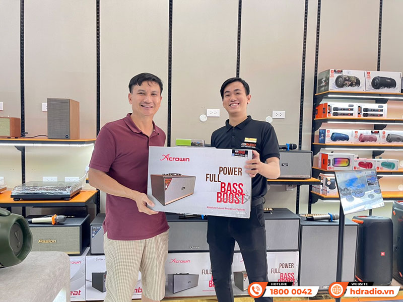 Khách hàng mua thiết bị âm thanh chính hãng tại HDRadio Quận 7