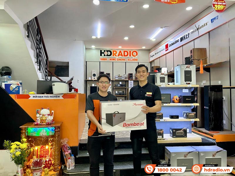 Khách hàng mua thiết bị âm thanh chính hãng tại HDRadio Quận 7