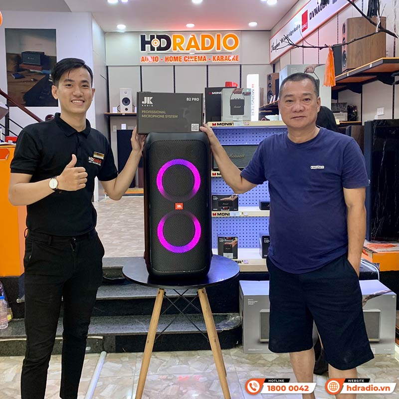 Khách hàng mua thiết bị âm thanh chính hãng tại HDRadio Quận 7