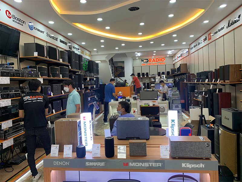 khách hàng mua sắm tại HDRadio quận 7