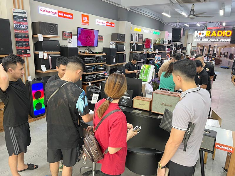 Không Khí Khách Hàng Mua Sắm Tại HDRadio 1