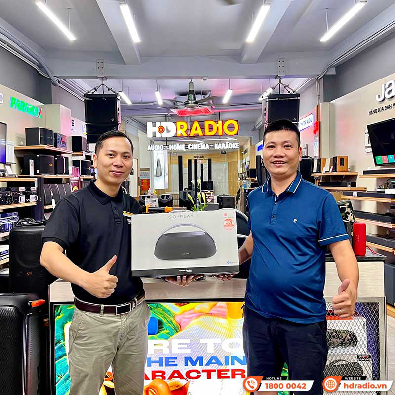 Khách hàng đến mua hàng trực tiếp tại showroom