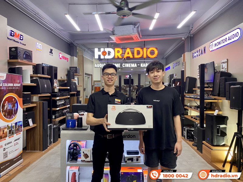 Khách hàng mua hàng trực tiếp tại showroom