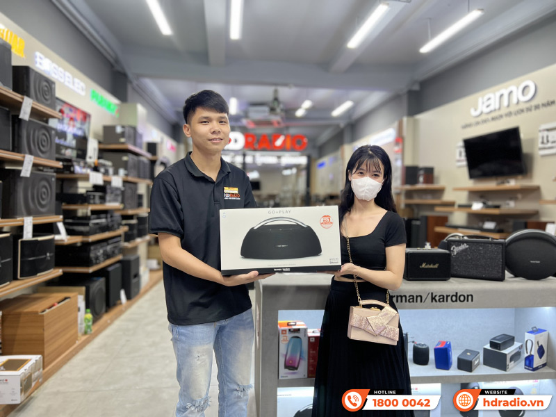 Khách hàng mua hàng trực tiếp tại showroom