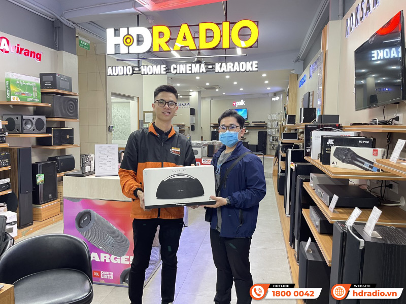 Khách hàng mua hàng trực tiếp tại showroom