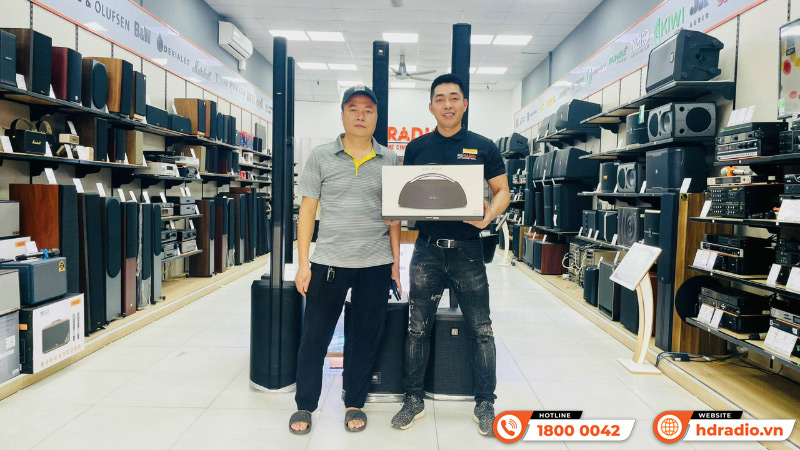 Khách hàng mua hàng trực tiếp tại showroom