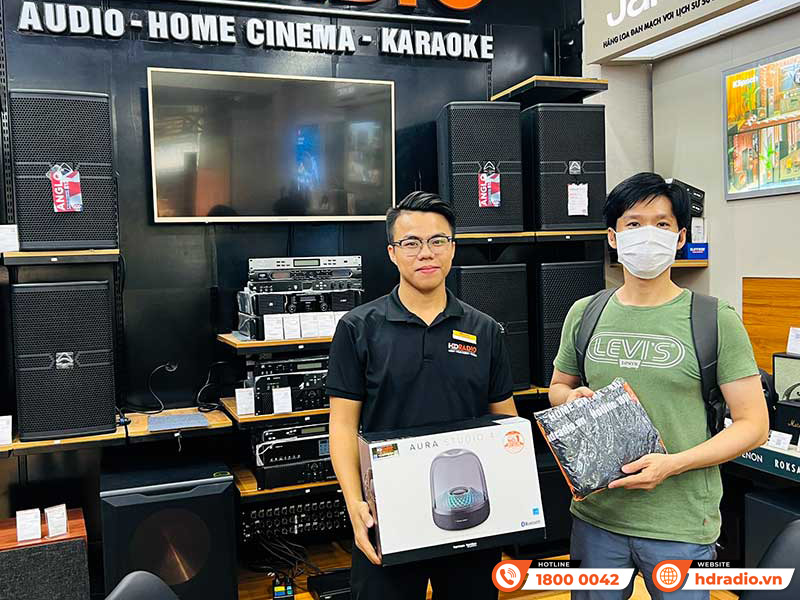 Khách hàng đến mua hàng trực tiếp tại showroom