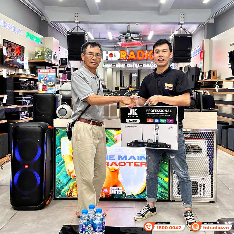 Khách hàng đến mua hàng trực tiếp tại showroom