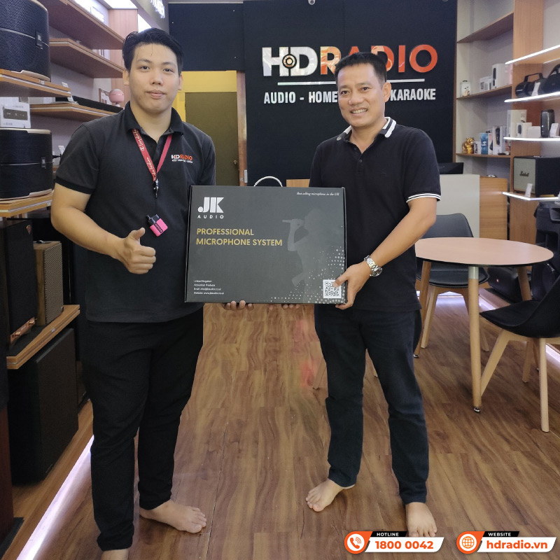 Khách hàng đến mua hàng trực tiếp tại showroom