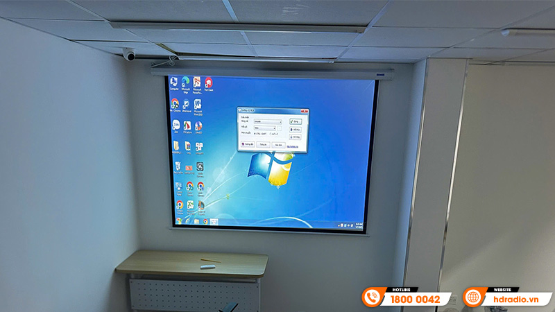 Màn chiếu điện Dalite 120 inch tại văn phòng công ty TNHH TMXD Đỉnh Việt