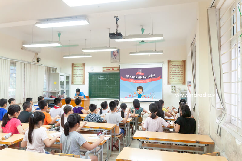 lap-dat-may-chieu-lop-hoc