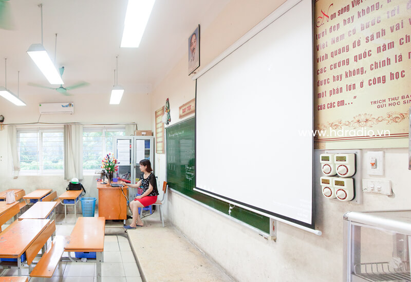 lap-dat-may-chieu-truong-hoc