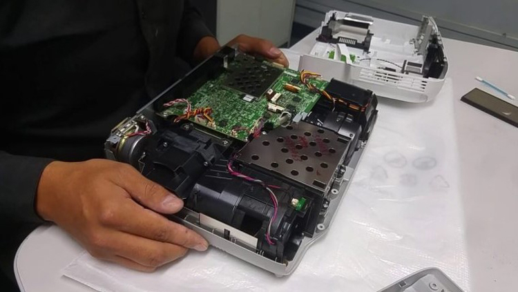 máy chiếu bị loang màu, đổi màu