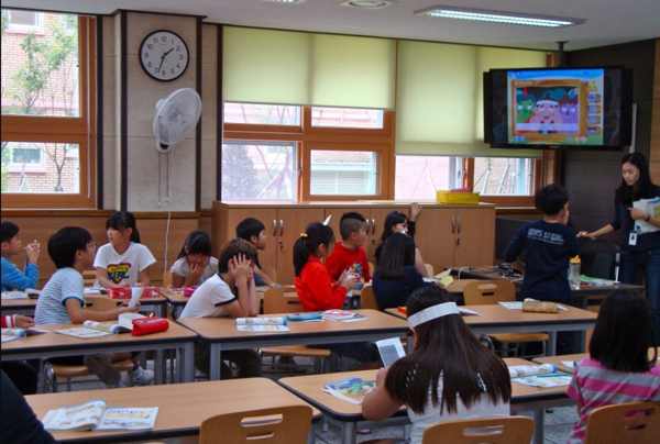 dùng máy chiếu xem tivi