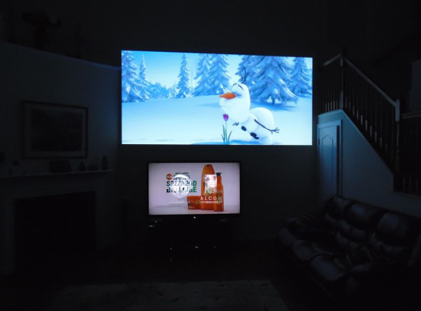 nên mua máy chiếu hay tivi