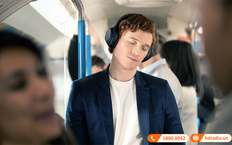 Đó chính là thời điểm bạn cần đến những mẫu tai nghe chống ồn với khả năng loại bỏ hoàn toàn những âm thanh bên ngoài ảnh hưởng đến bản nhạc bạn đang nghe chắc hẳn sẽ là một giải pháp hoàn hảo cho bạn để đối phó với những ồn ào trên những chuyến xe đông đúc ngày Tết. 