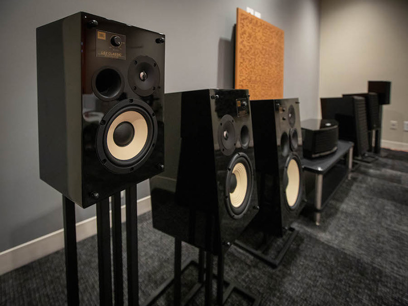 JBL ra mắt phiên bản giới hạn JBL Classic Black Gloss Limited Edition 2022