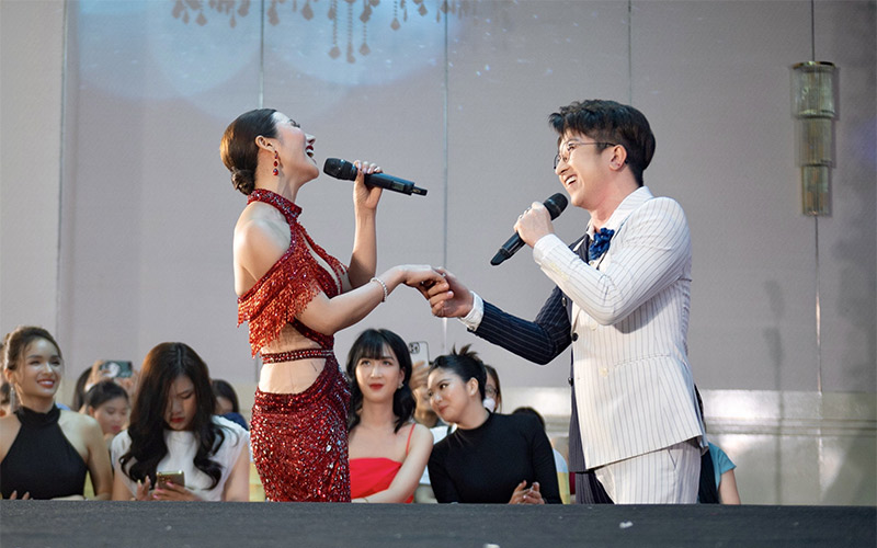 Những bài hát karaoke dễ được 100 điểm dành khi hát song ca